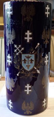 Lunéville : vase rouleau en faïence à fond bleu et à décor d…
