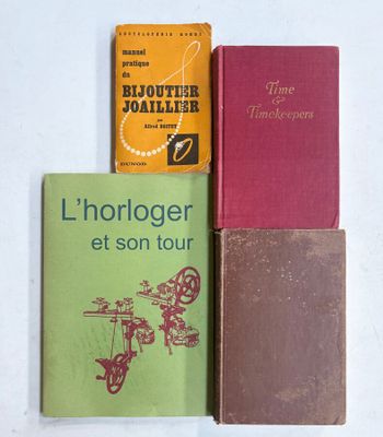 trois livres posés sur une table l'un à côté de l'autre