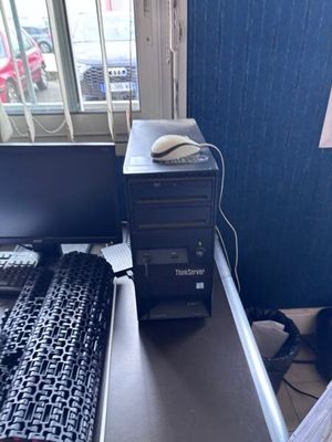 un ordinateur de bureau posé sur une table avec un clavier et une souris