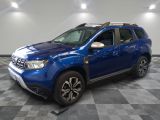 la dacia bleue est garée sur un carrelage à carreaux