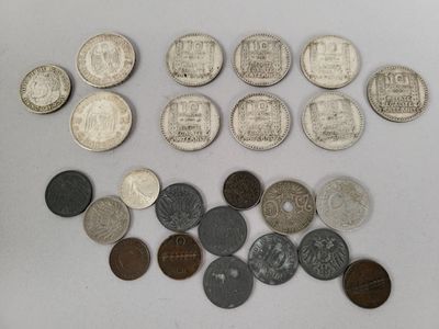 un lot de pièces de monnaie posées sur une table