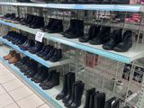 de nombreuses paires de bottes sur les étagères du magasin