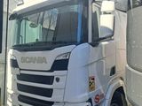 deux camions garés l'un à côté de l'autre dans un parking