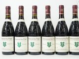 six bouteilles de vin sont alignées dans une rangée