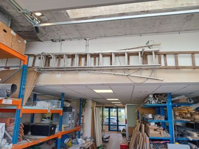 une pièce avec des étagères et une échelle à l'intérieur