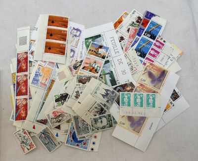 une pile de timbres et de cartes postales posée sur une table