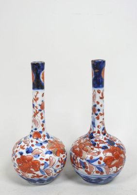 deux vases posés sur une surface blanche