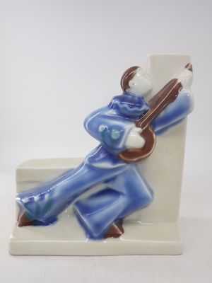 CAMILLE THARAUD Sujet en porcelaine, représentant Pierrot à …