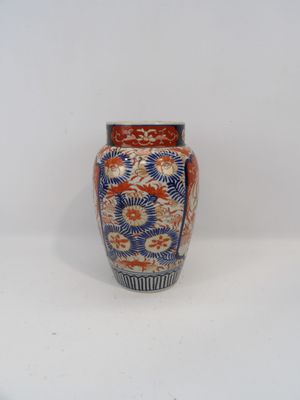 un vase posé sur une surface blanche