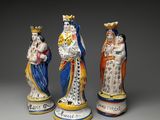 trois figurines représentant les trois rois et la reine d'Angleterre