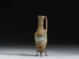 deux vases munis d'anses de chaque côté, posés sur une surface blanche