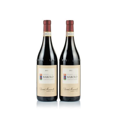 deux bouteilles de vin rouge posées l'une à côté de l'autre sur une surface blanche