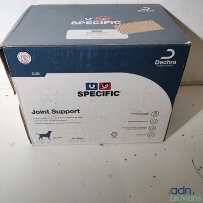 une boîte de compléments alimentaires pour les articulations d'un chien, posée sur une table