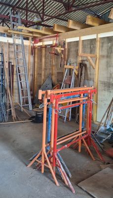 une pièce dans laquelle se trouvent de nombreux types d'engins de chantier