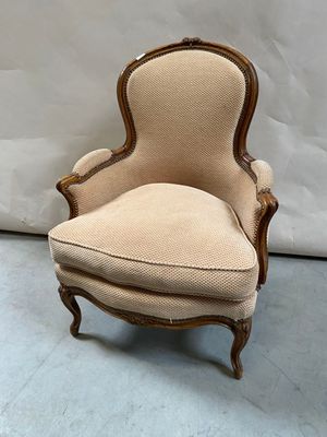 Une BERGERE en bois sculpté sculpté à décor de noeud style L…