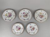 quatre assiettes à motifs floraux posées sur une table