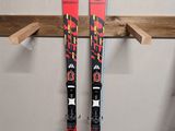une paire de skis accrochée à un support dans un garage