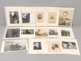 plusieurs vieilles photos en noir et blanc représentant des hommes et des femmes, posées sur une table
