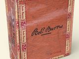 une boîte en bois sur laquelle est inscrit « ball dreams »