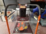 une voiture jouet posée sur une table