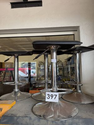 trois tabourets posés sur le comptoir d'un magasin