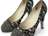 des chaussures à talons hauts noires et blanches sur fond blanc