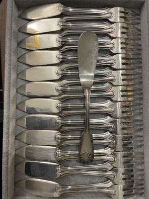 beaucoup de fourchettes et de cuillères dans une boîte