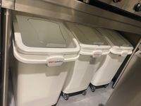 3 BACS sur roulettes à FARINES et INGREDIENTS GGMGASTRO.