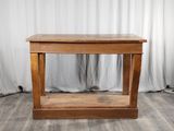 l'image d'une table en bois surmontée d'une étagère