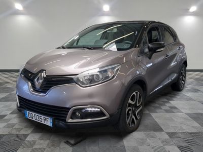 la voiture grise est garée sur un sol en damier dans le garage