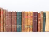un grand nombre de vieux livres empilés les uns sur les autres