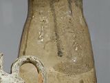 trois vases posés sur une étagère en verre