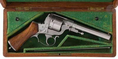 un pistolet dans un coffret en bois sur fond blanc