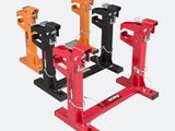 trois crics rouges et noirs sur fond blanc