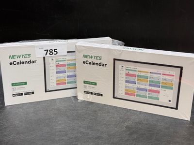 deux boîtes de calendriers posées l'une à côté de l'autre sur une table