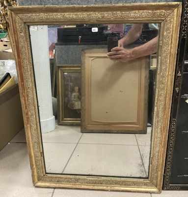 un homme qui se tient devant un miroir
