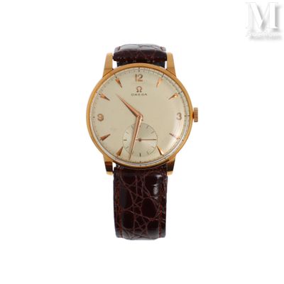 gros plan d'une montre sur fond blanc avec un bracelet marron
