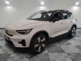 Le SUV Volvo blanc est garé sur un sol à damier.