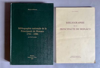 deux livres posés l'un à côté de l'autre sur une table blanche