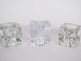trois morceaux de verre posés les uns à côté des autres sur une surface blanche