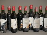 six bouteilles de vin sont alignées sur une table