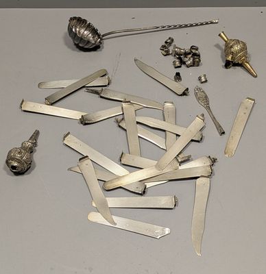 un grand nombre d'objets en argent posés sur une table