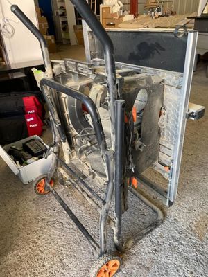 une machine posée sur le sol du garage