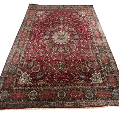 un tapis rouge orné d'un médaillon