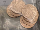 un sac de pièces posé sur une table à côté d'une calculatrice