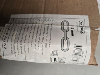 un morceau de papier auquel est attachée une chaîne