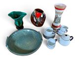de nombreux types de vases et de bols sur la table