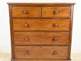 une commode en bois avec un plateau en marbre