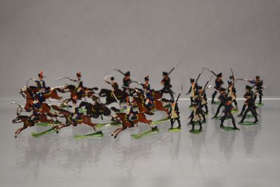 REUNION de soixante-treize plats d'étain peints en polychromie composé