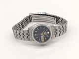 une image représentant une montre-bracelet au cadran bleu, montée sur un bracelet argenté